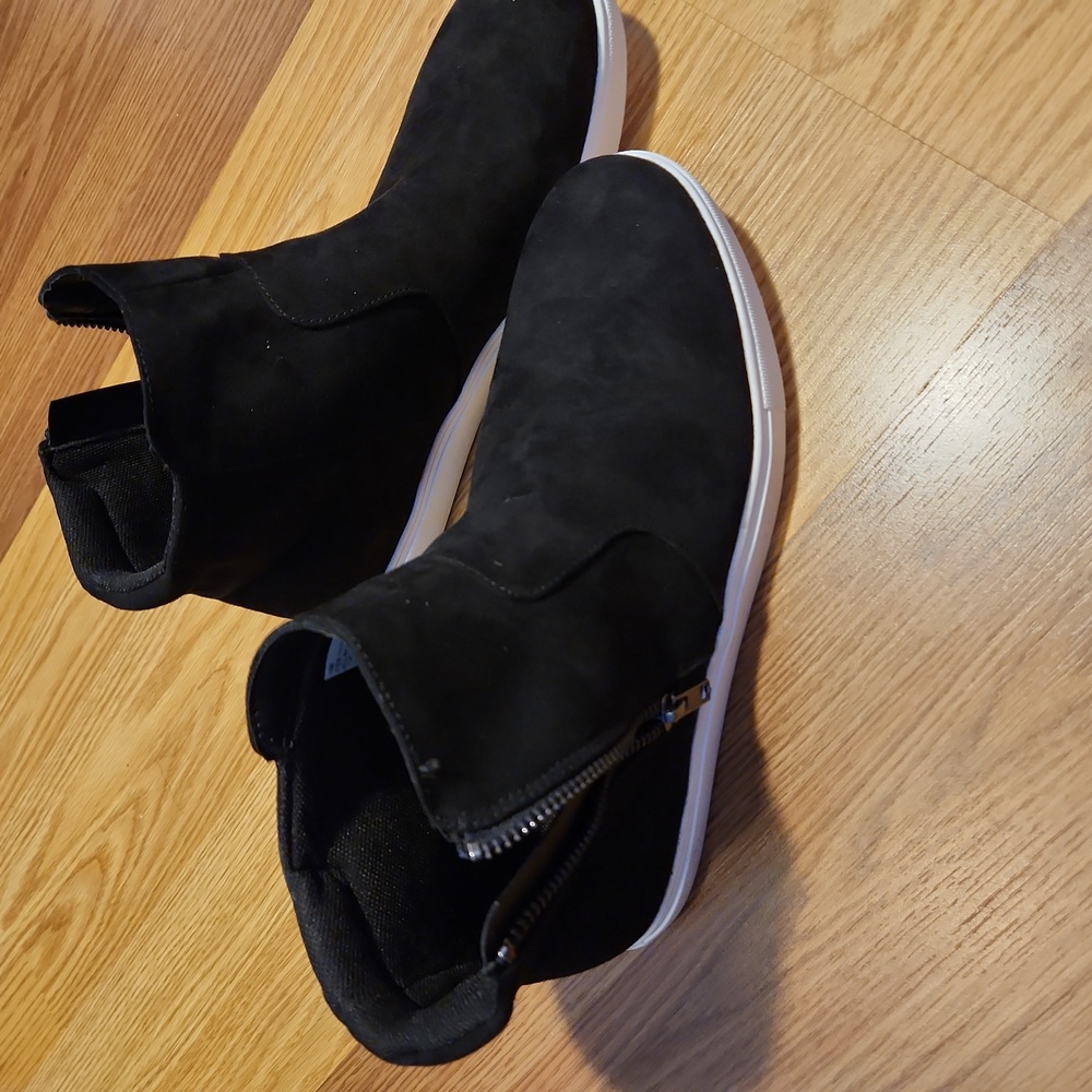 Boots - Picture 3 of 6